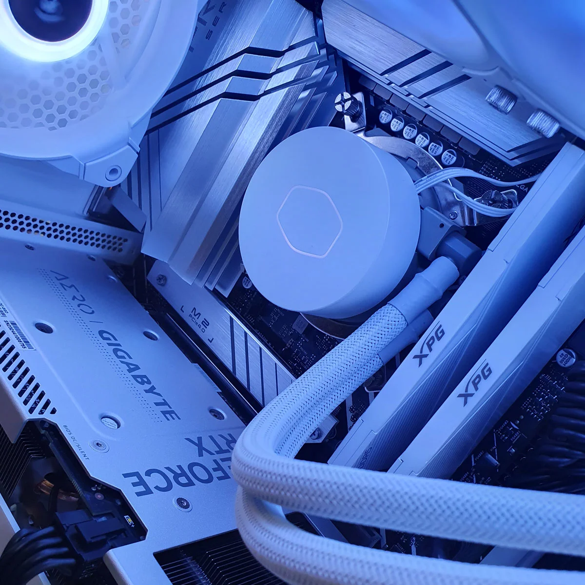 PC Gamer Aero White 4070 i9